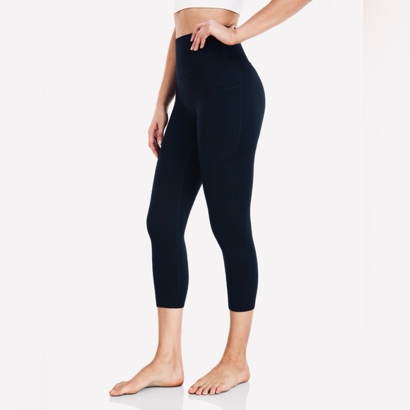 HeyNuts Essential Yoga Capris Leggings in Black - Picture 1 of 12